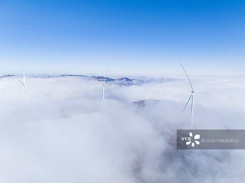 云海中的风力发电机图片素材