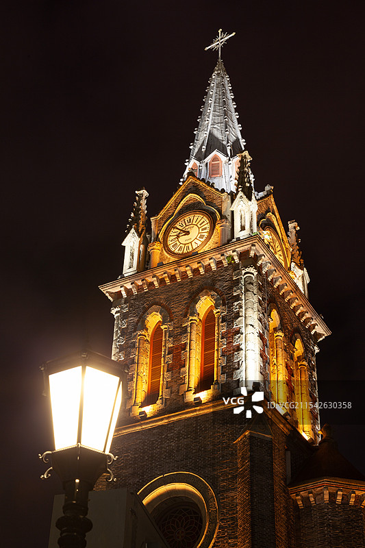 宁波天主堂夜空下照亮的大教堂的低角度视图图片素材