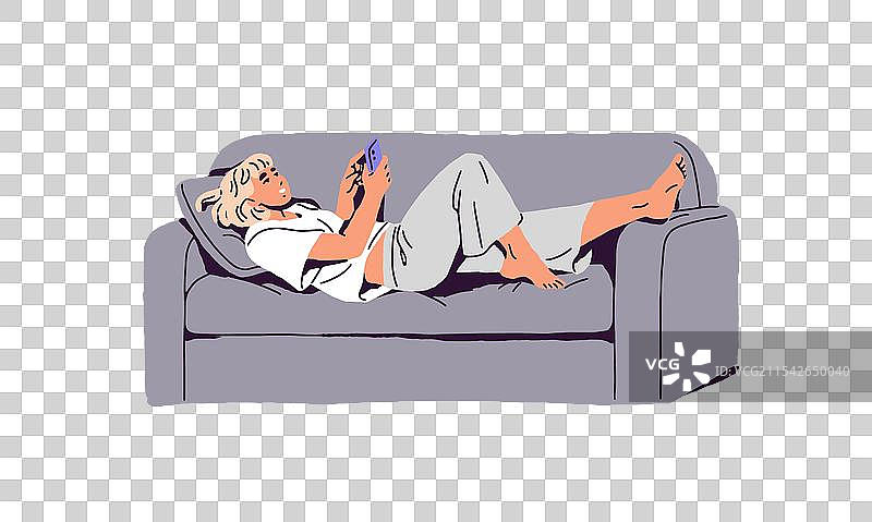 快乐的女孩在舒适的沙发上休息图片素材