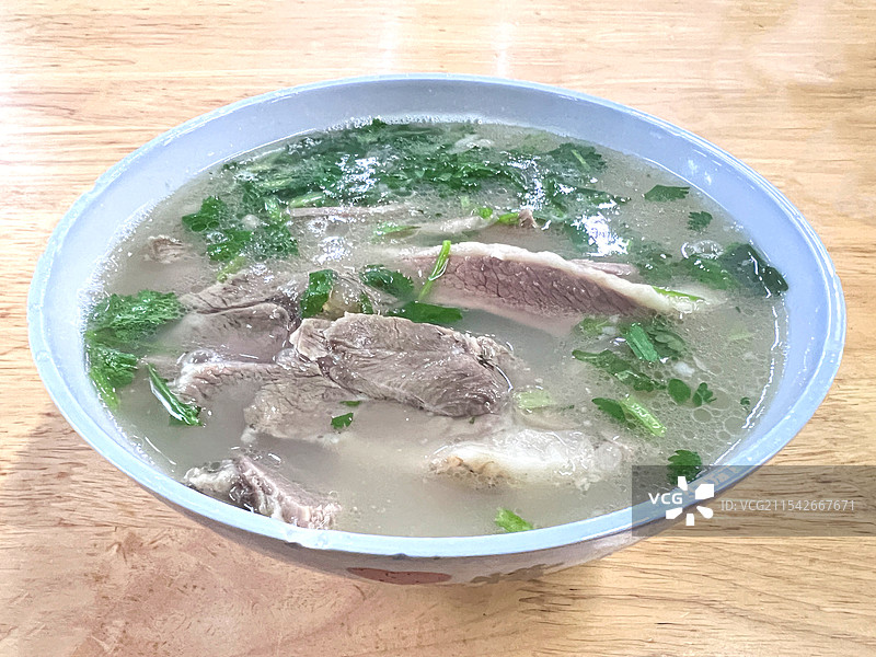 桌面上一碗回族特色美食羊肉汤的特写图片素材