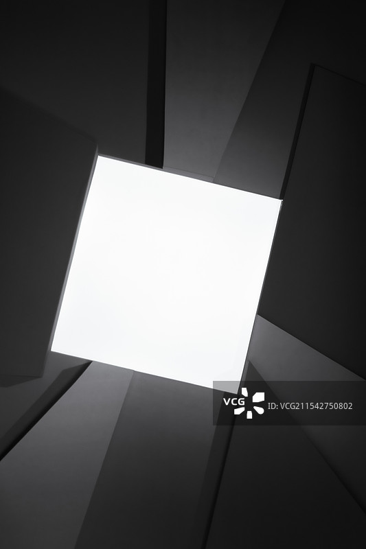 黑白的线条，中间的白光，有一种穿梭未来、冲击光明视觉感。图片素材