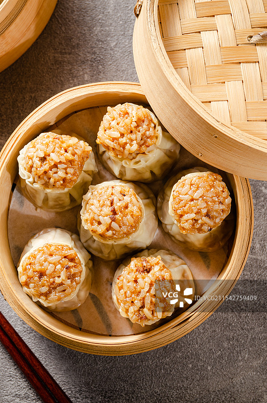 广式早茶点心烧卖放在竹制蒸笼里图片素材