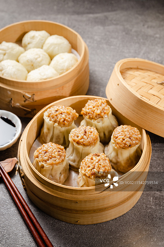 广式早茶点心烧卖放在竹制蒸笼里图片素材