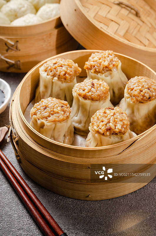 广式早茶点心烧卖放在竹制蒸笼里图片素材