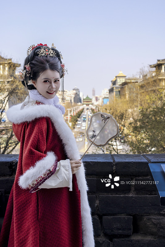 身着传统服装唐装的美女站在西安城墙上图片素材