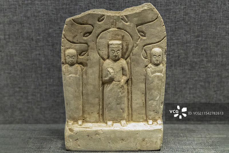 河北省邯郸市博物馆“邯郸历史文化陈列”展：汉白玉背屏式三尊像（北齐，成安县南街村寺庙遗址出土）图片素材