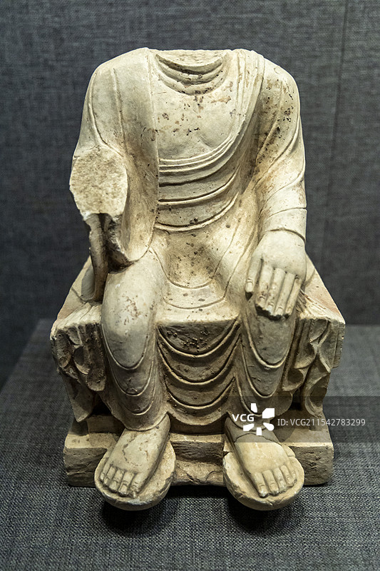 河北省邯郸市博物馆“邯郸历史文化陈列”展：汉白玉佛坐像（唐代，成安县南街村寺庙遗址出土）图片素材