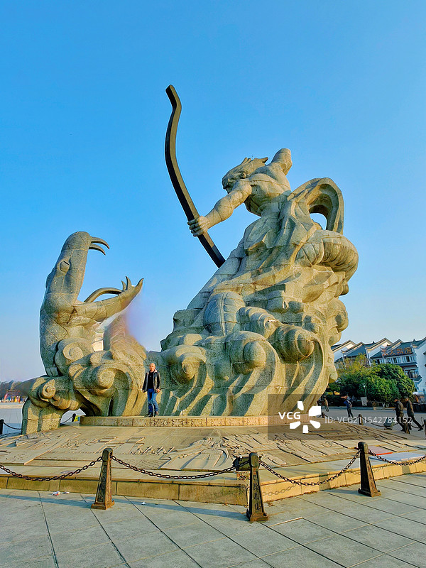 后羿射巴蛇一这座雕像穿越时空。一讲述了巴陵名字的由来，湖南岳阳著名旅游区，中央美院设计制作，游客必去图片素材