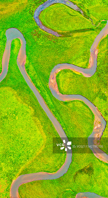 航拍草原湿地蜿蜒河流竖幅手机壁纸自然风光图片素材