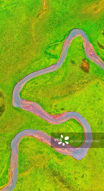 航拍草原湿地蜿蜒河流竖幅手机壁纸自然风光图片素材