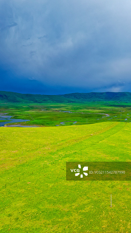 航拍甘南草原竖幅手机壁纸屏保自然风光图片素材
