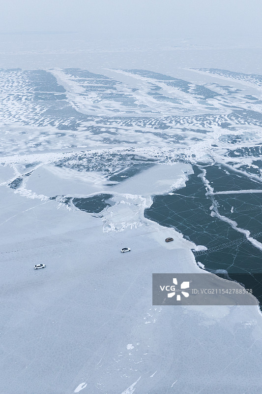 航拍行驶在冬季冰封的吉林松原查干湖上的汽车车队图片素材