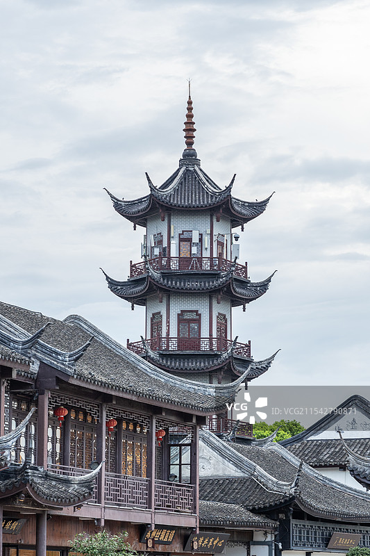 盛夏阴天愁云映衬下，远眺著名旅游目的地周庄古镇地标全福塔图片素材