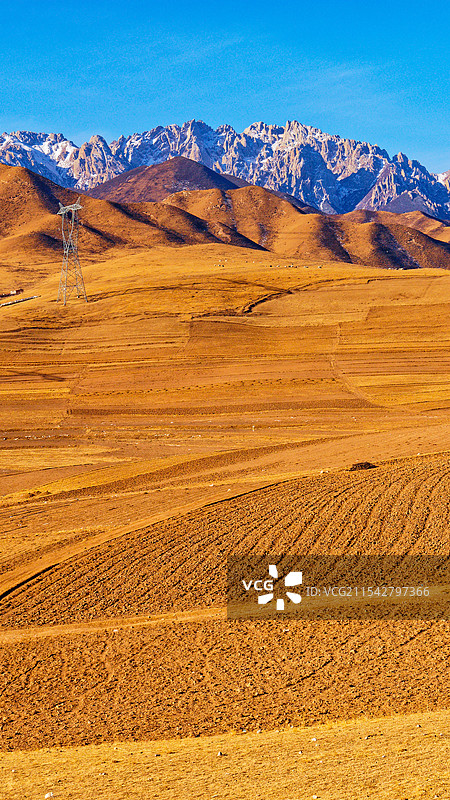 竖幅冬季高原草原和雪山手机壁纸自然风光图片素材