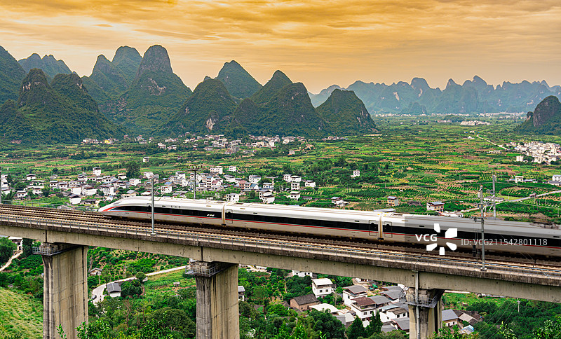 高铁穿过群山和村落图片素材