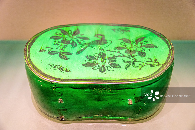 中国河北石家庄河北博物院馆藏宋代绿釉黑彩喜鹊登枝纹椭圆形枕图片素材