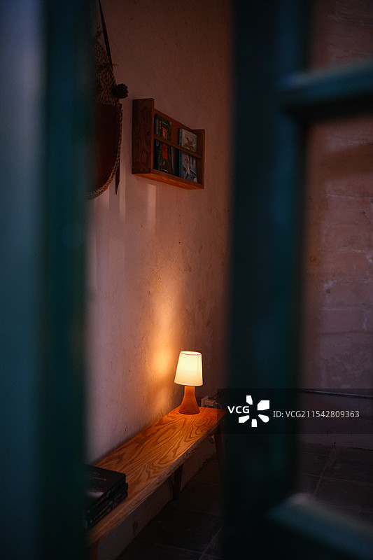 老房子里的灯光木窗户图片素材
