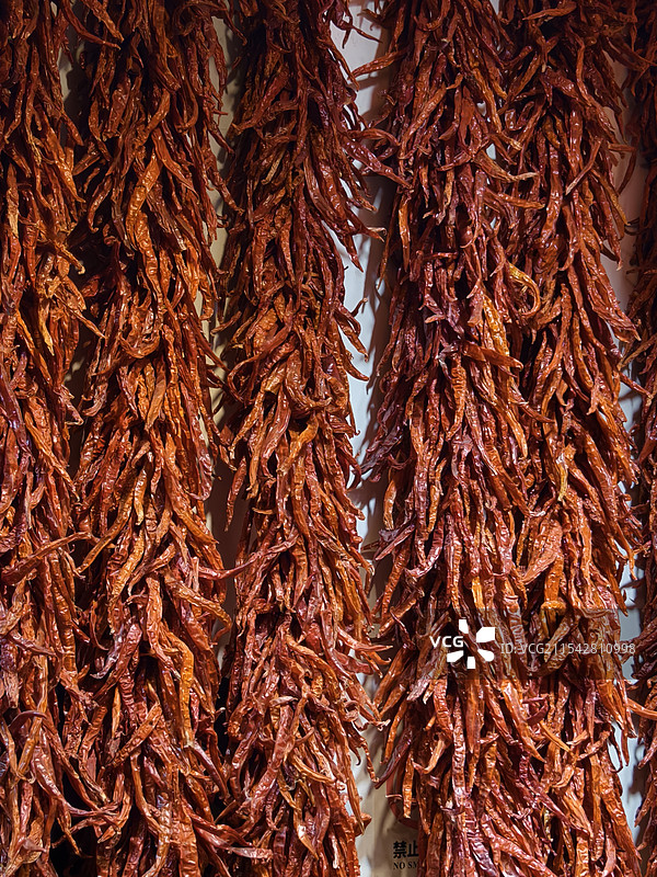 市场挂在墙上的辣椒的全帧照片图片素材