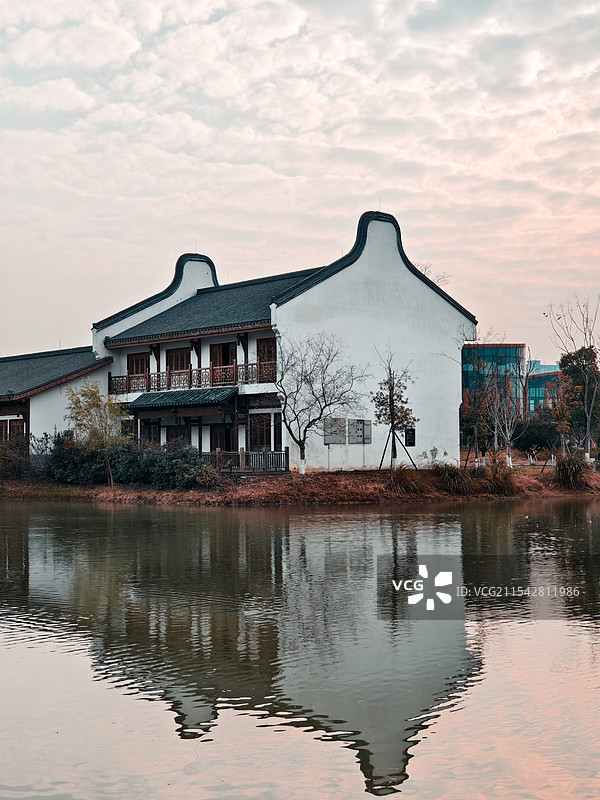 水畔雅居水畔静谧，古韵悠长。这座传统中式建筑在夕阳的映照下，更显典雅与宁静。拍摄于长沙市洋湖水街！图片素材