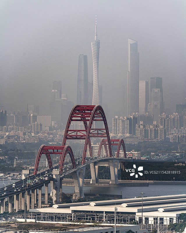 雾霾进城之路图片素材