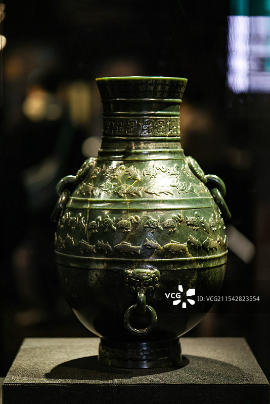 清 乾隆御题青玉兽耳活环凫鱼纹壶故宫玉出昆冈清代宫廷和田玉文化特展图片素材