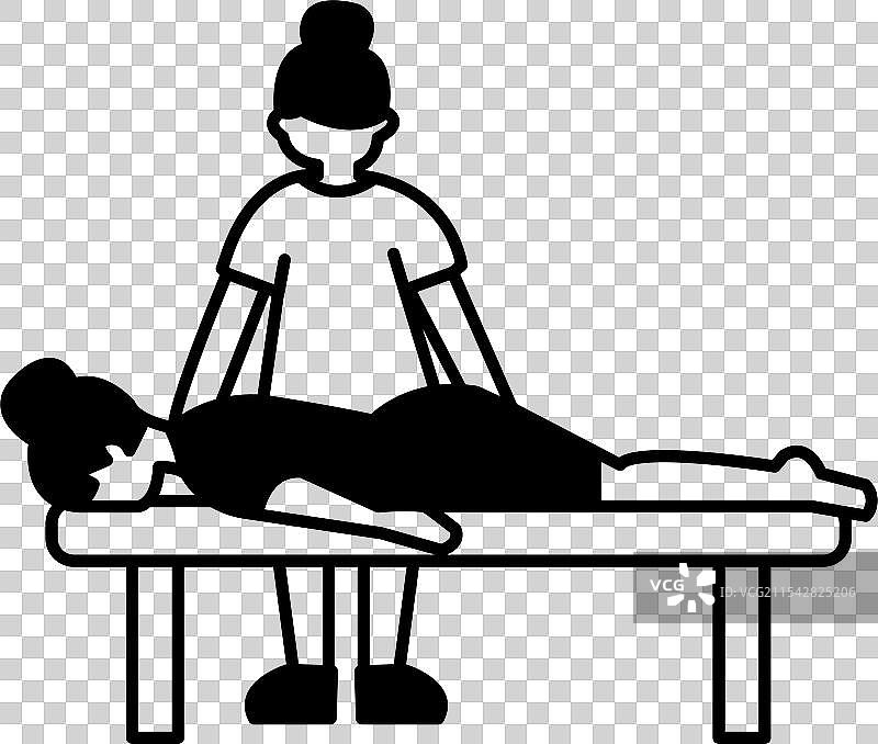 一位女性躺在按摩床上，正在接受按摩。图片素材