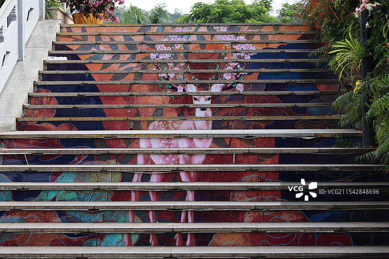 海南三亚，鹿回头，蛇年，新年，2025，春节，红灯笼，喜庆，节日素材，花好月圆，游船码头，三亚湾图片素材