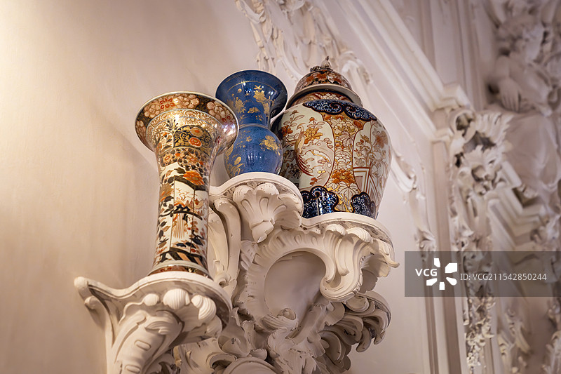 俄罗斯圣彼得堡叶卡捷琳娜宫墙壁精美的浮雕、瓷器、时钟图片素材