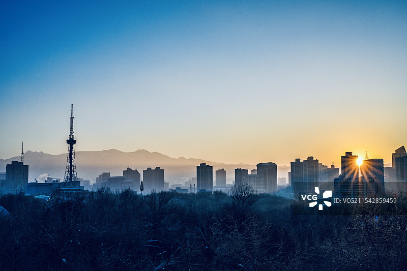 冬日清晨第一缕阳光照耀城市图片素材