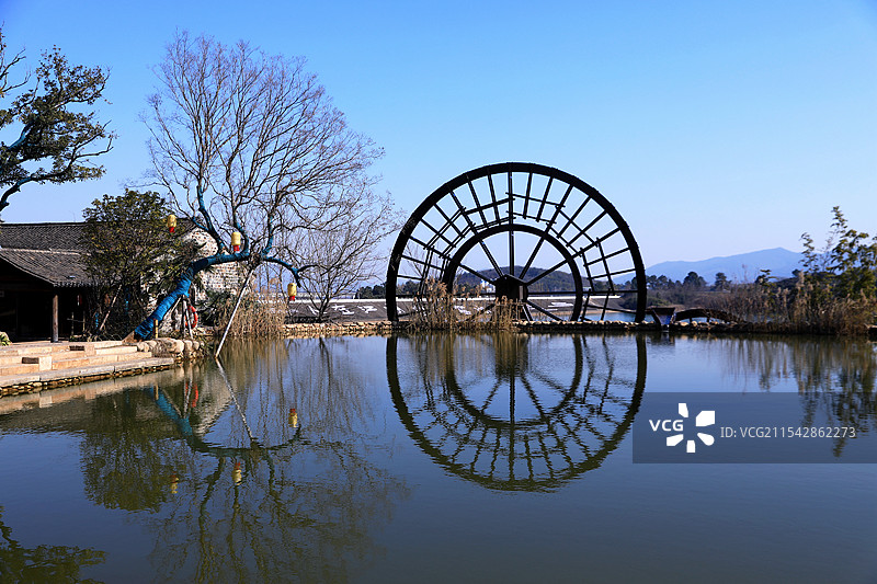 池塘边的水车图片素材