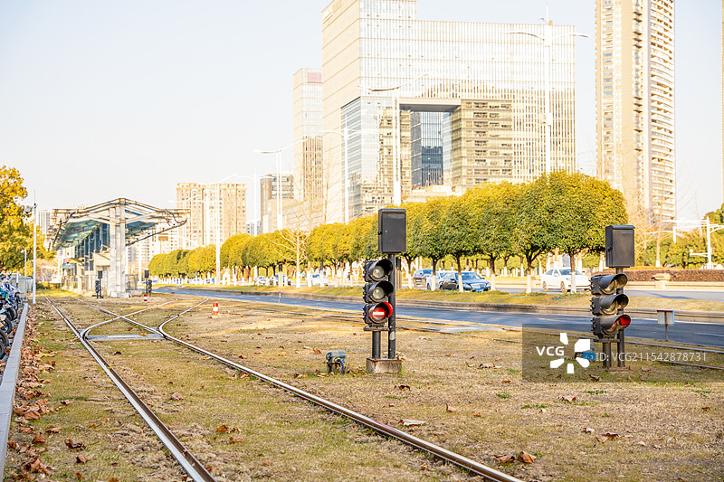 南京市建邺区河西新城有轨电车轨道交通信号灯图片素材