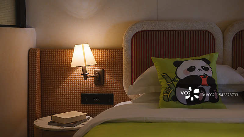 酒店室内床头柜的灯图片素材