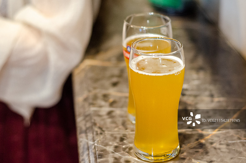 酒馆吧台上放着两杯啤酒图片素材