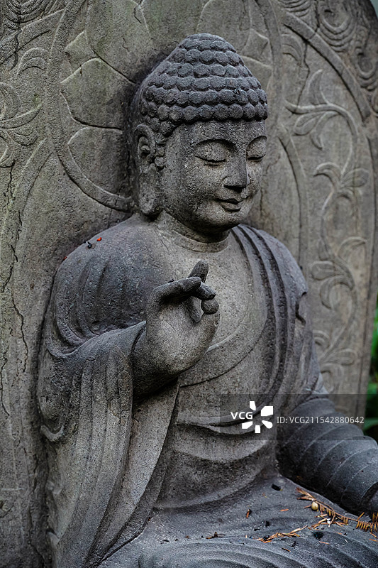 平静的佛陀石像图片素材