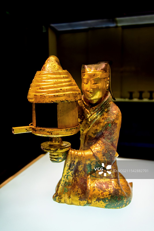 中国河北石家庄河北博物院馆藏满城汉墓出土长信宫灯图片素材