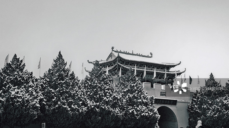 白雪点缀敦煌民俗博物馆馆楼图片素材