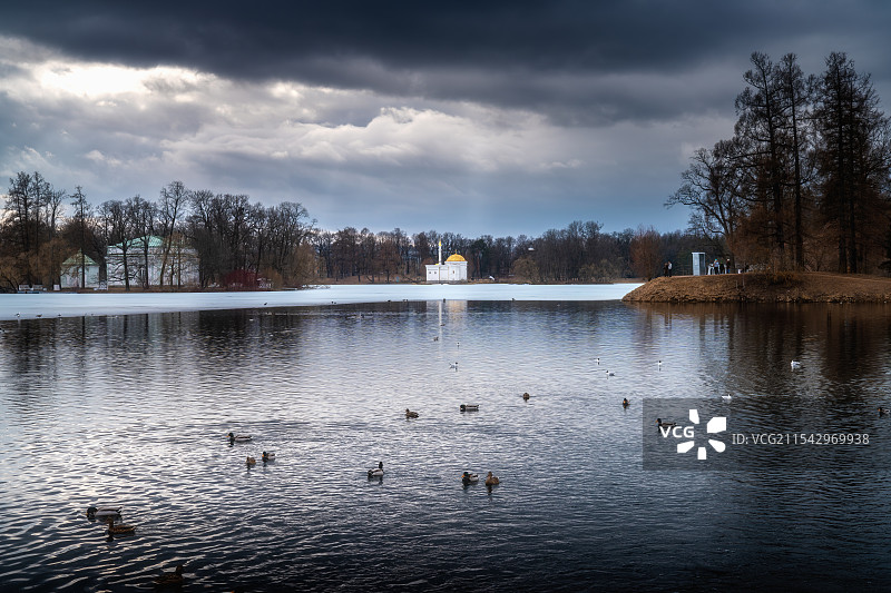 俄罗斯圣彼得堡叶卡捷琳娜宫英式夏日花园冬景图片素材