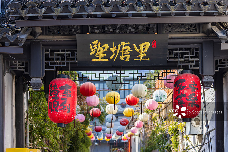 无锡市南长街春节期间挂上大红灯笼图片素材