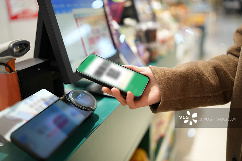 杂货店收银台的现代移动支付图片素材