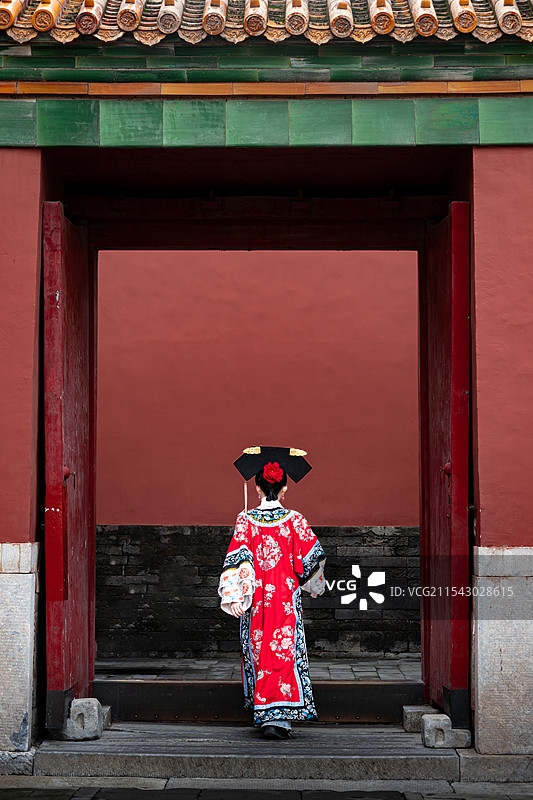 北京故宫古建筑游玩的女人格格图片素材
