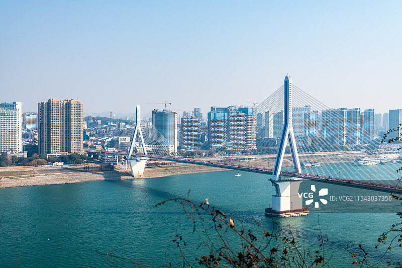 宜昌市夷陵长江大桥与宜昌城区图片素材