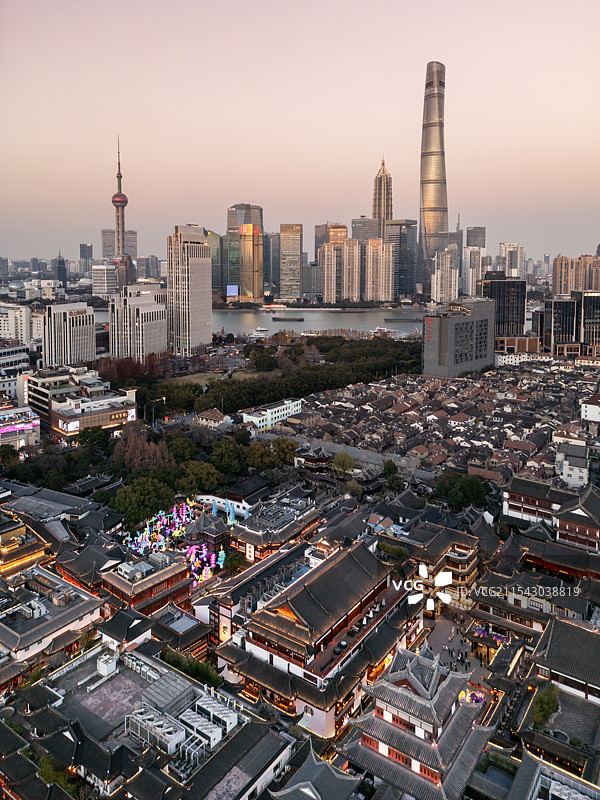 上海城市名片-城隍庙和陆家嘴图片素材