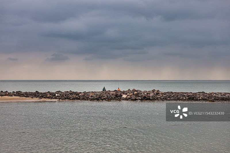 暮色中美丽的海岸线图片素材