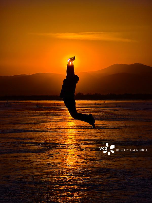 触摸太阳图片素材