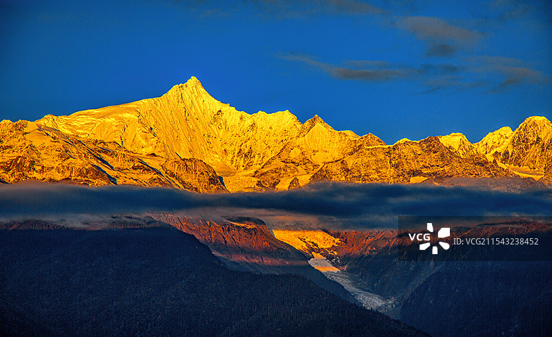 云南梅里雪山主峰图片素材