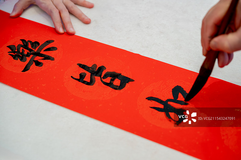 中国新年传统文化写春联图片素材