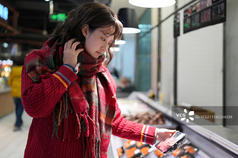 在现代市场上购买新鲜食品的女性图片素材
