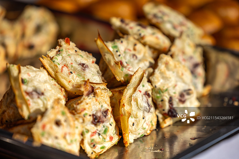 无锡市惠山古镇街头路边中国传统美食梅花糕图片素材