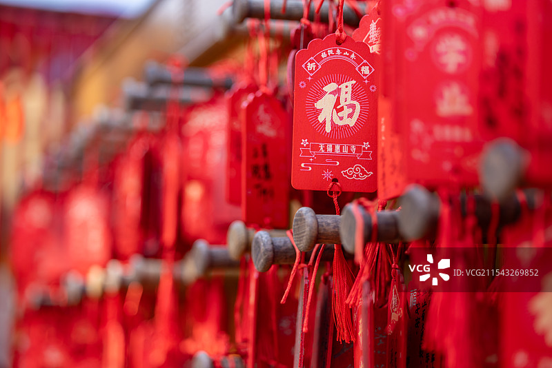 无锡市惠山寺悬挂的平安符祝福卡图片素材