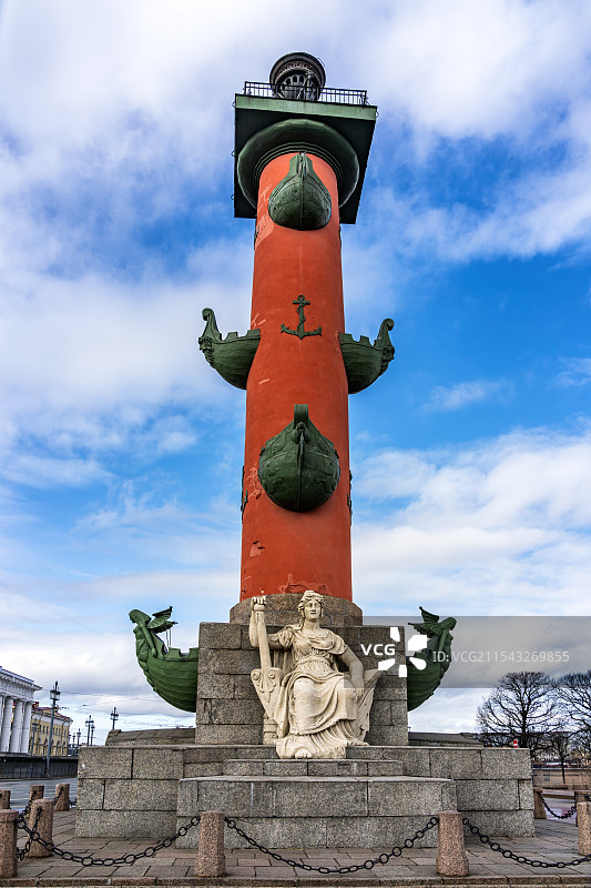 俄罗斯圣彼得堡瓦西里岛古港口灯塔、海神柱、罗斯特拉灯柱图片素材